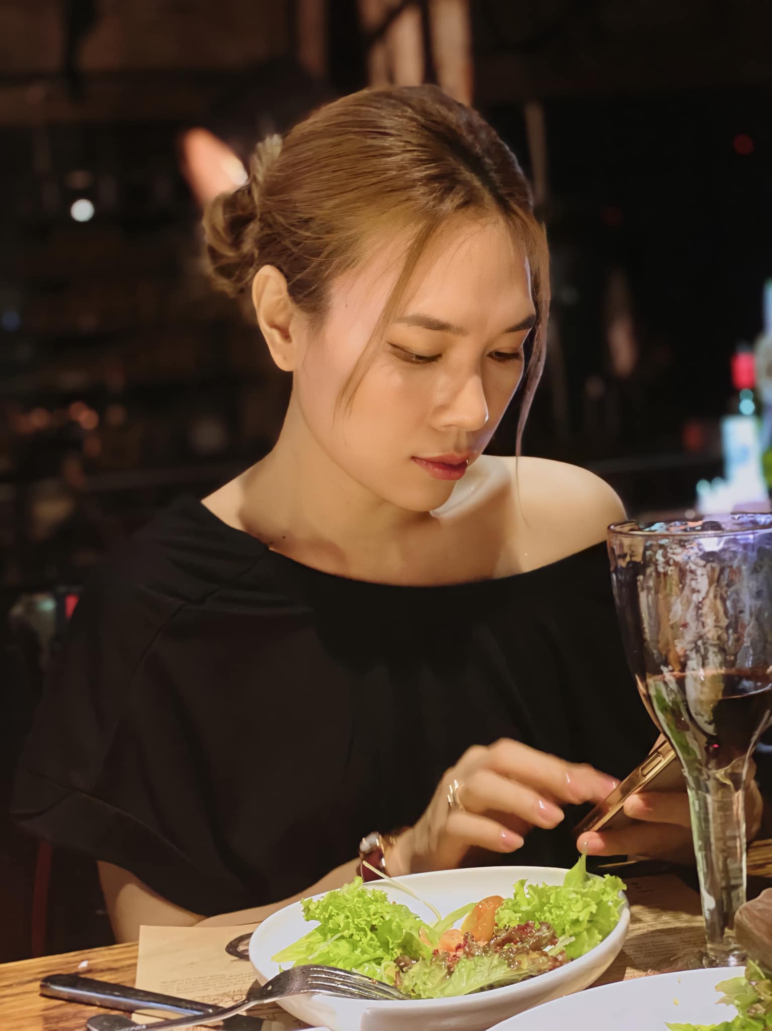 Mỹ Tâm để lộ vòng 2 lùm lùm trong loạt ảnh mới, fan phán: 