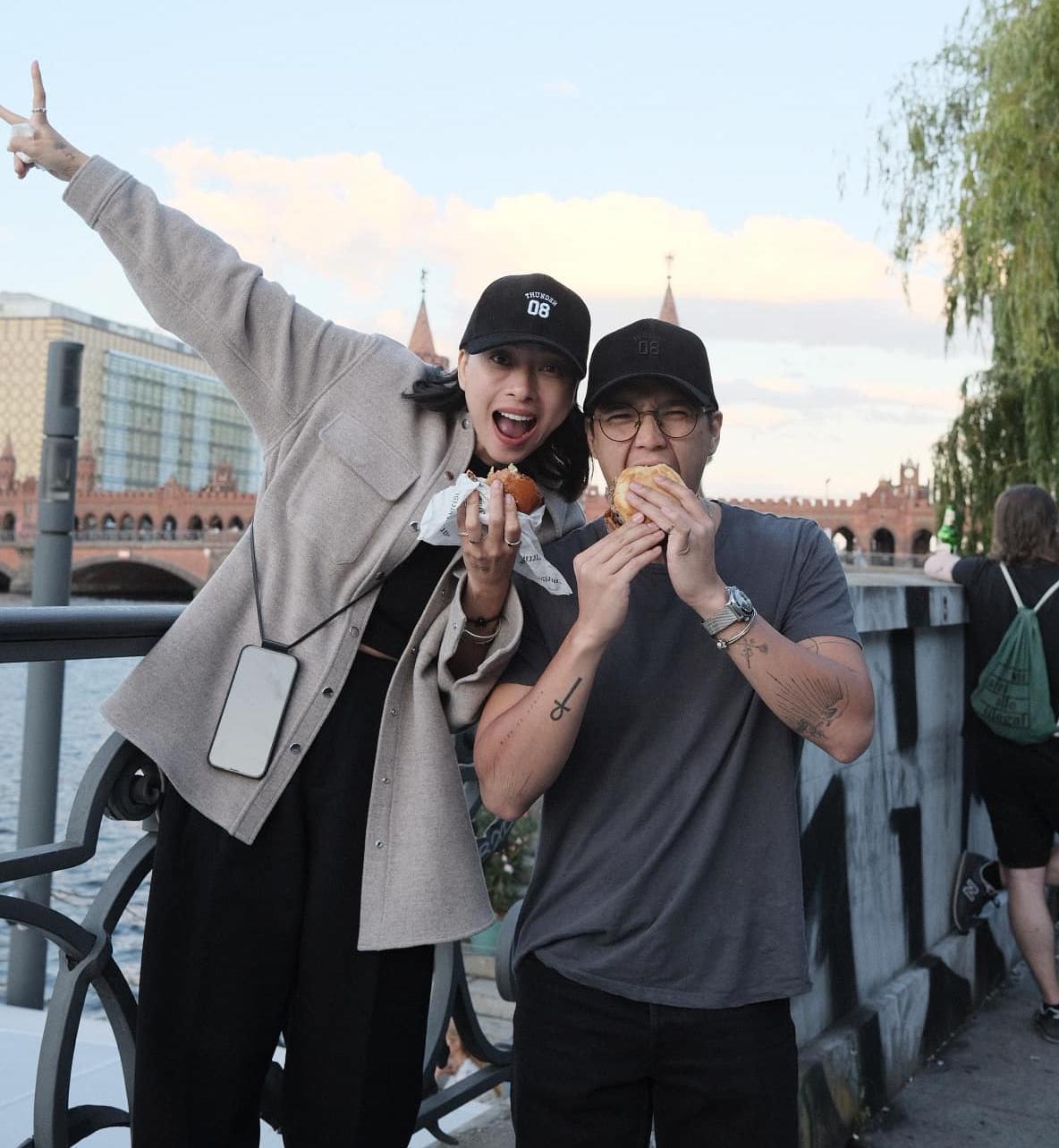 Giữa đêm, Ngô Thanh Vân lên mạng than thở: 