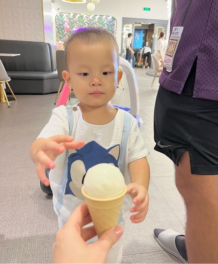 Leon buồn thiu dù được mẹ dẫn đi chơi còn mua đồ ăn trong kì nghỉ lễ - Ảnh 1