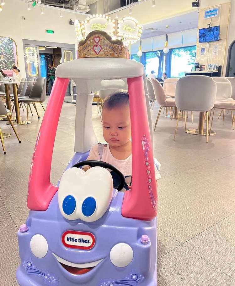 Leon buồn thiu dù được mẹ dẫn đi chơi còn mua đồ ăn trong kì nghỉ lễ - Ảnh 2