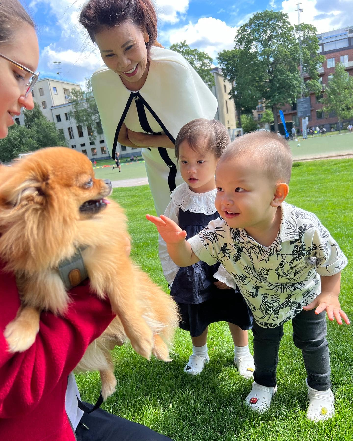 Leon buồn thiu dù được mẹ dẫn đi chơi còn mua đồ ăn trong kì nghỉ lễ - Ảnh 1