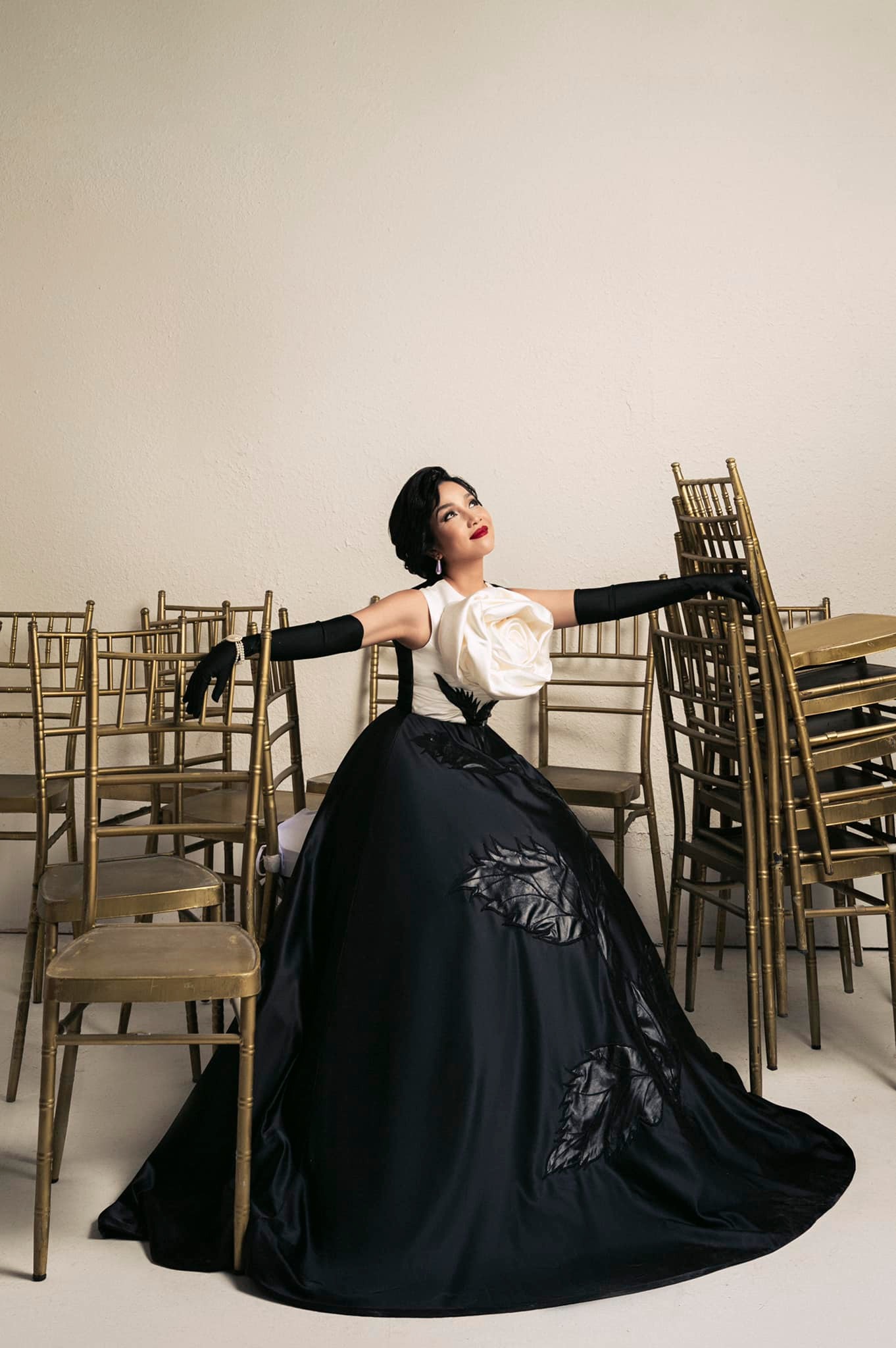 Diva Mỹ Linh khoe bộ ảnh mất 6 tiếng để chụp, netizen cảm thán: 