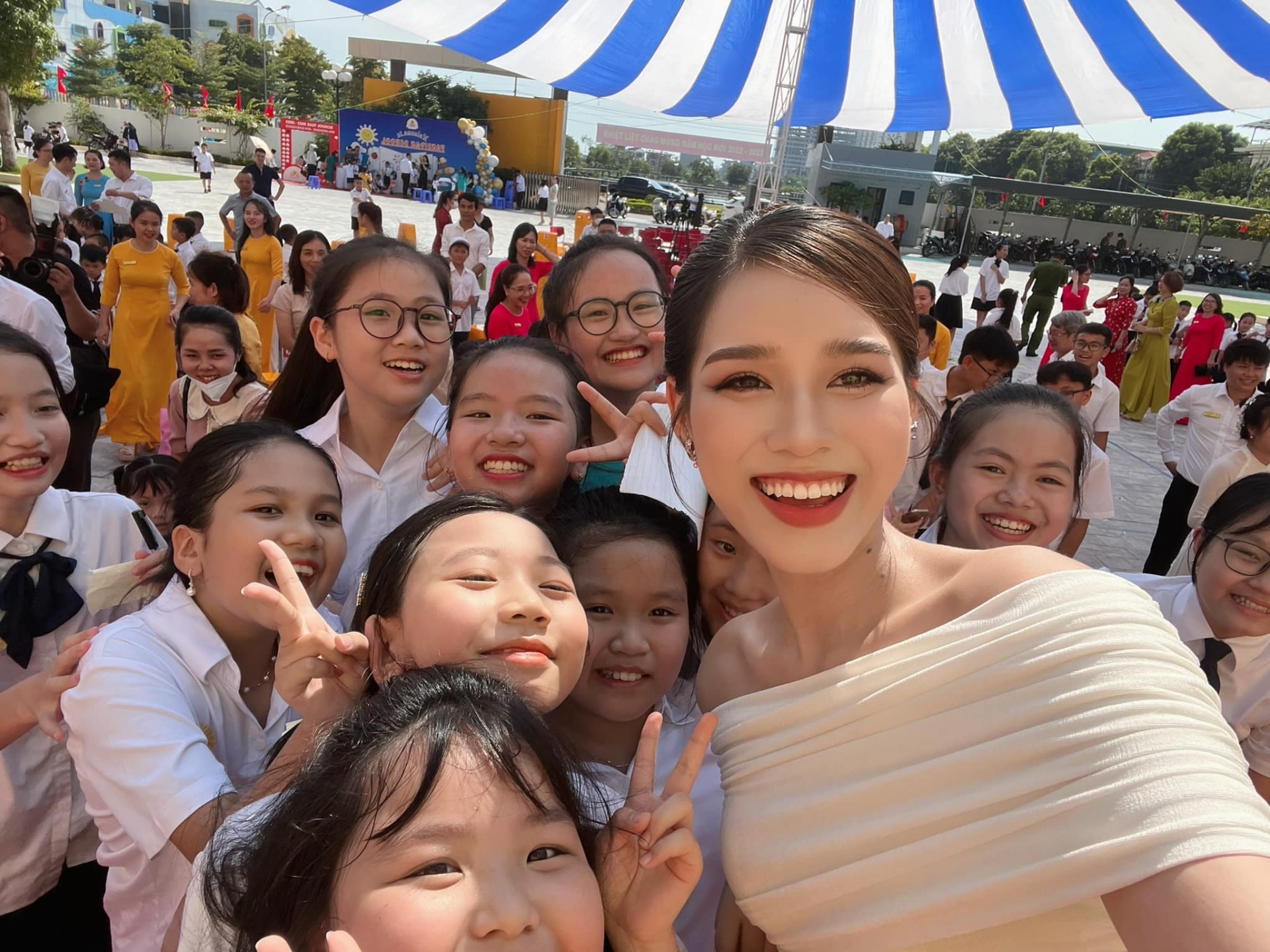 Sao Việt nô nức đăng ảnh ngày khai giảng: Đỗ Thị Hà lộng lẫy, Bảo Thanh nhắn nhủ con trai xúc động - Ảnh 1