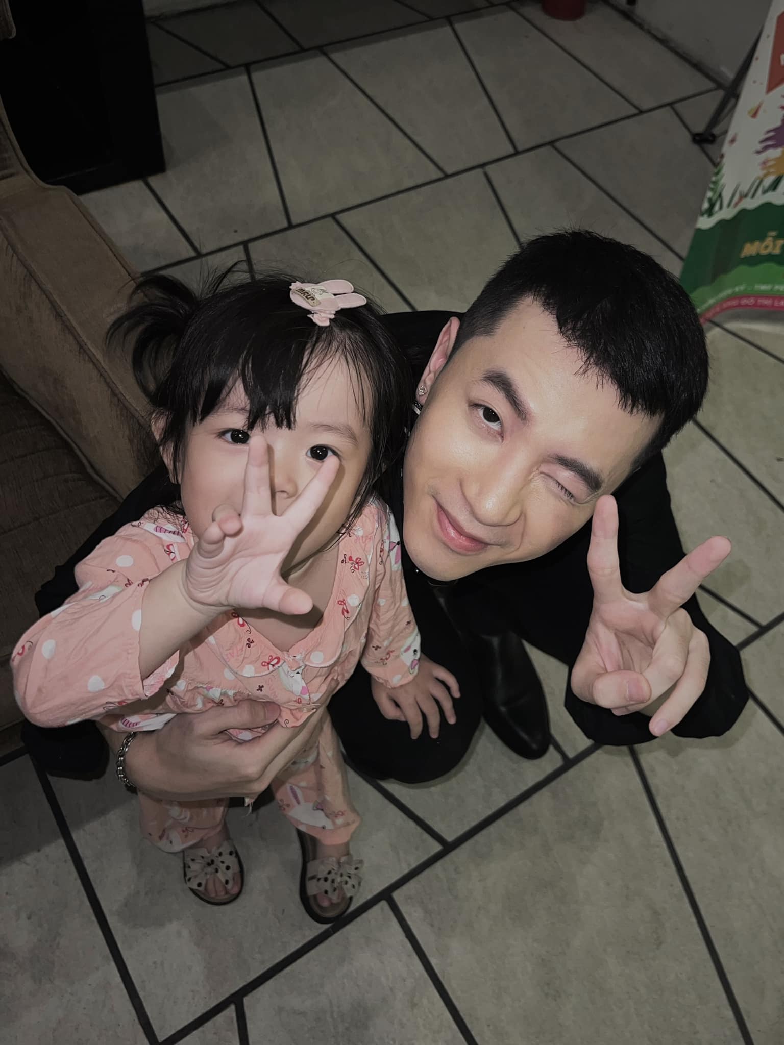 Phí Ngọc Hưng và Trương Mỹ Nhân lần đầu đăng tải khung hình chung có con gái Bona - Ảnh 1