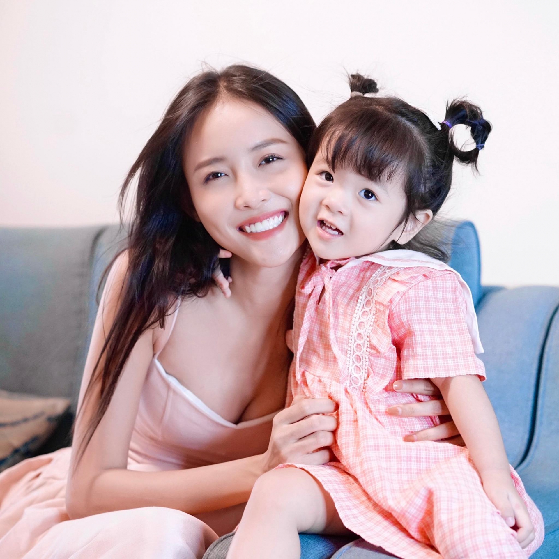 Phí Ngọc Hưng và Trương Mỹ Nhân lần đầu đăng tải khung hình chung có con gái Bona - Ảnh 1