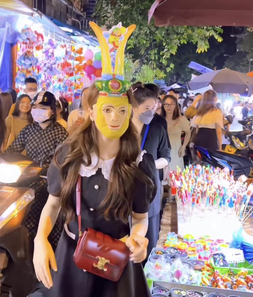 Hòa Minzy gây sốt với khoảnh khắc xuống phố chơi Trung thu, nhan sắc thật khiến nhiều người mê mẩn - Ảnh 4