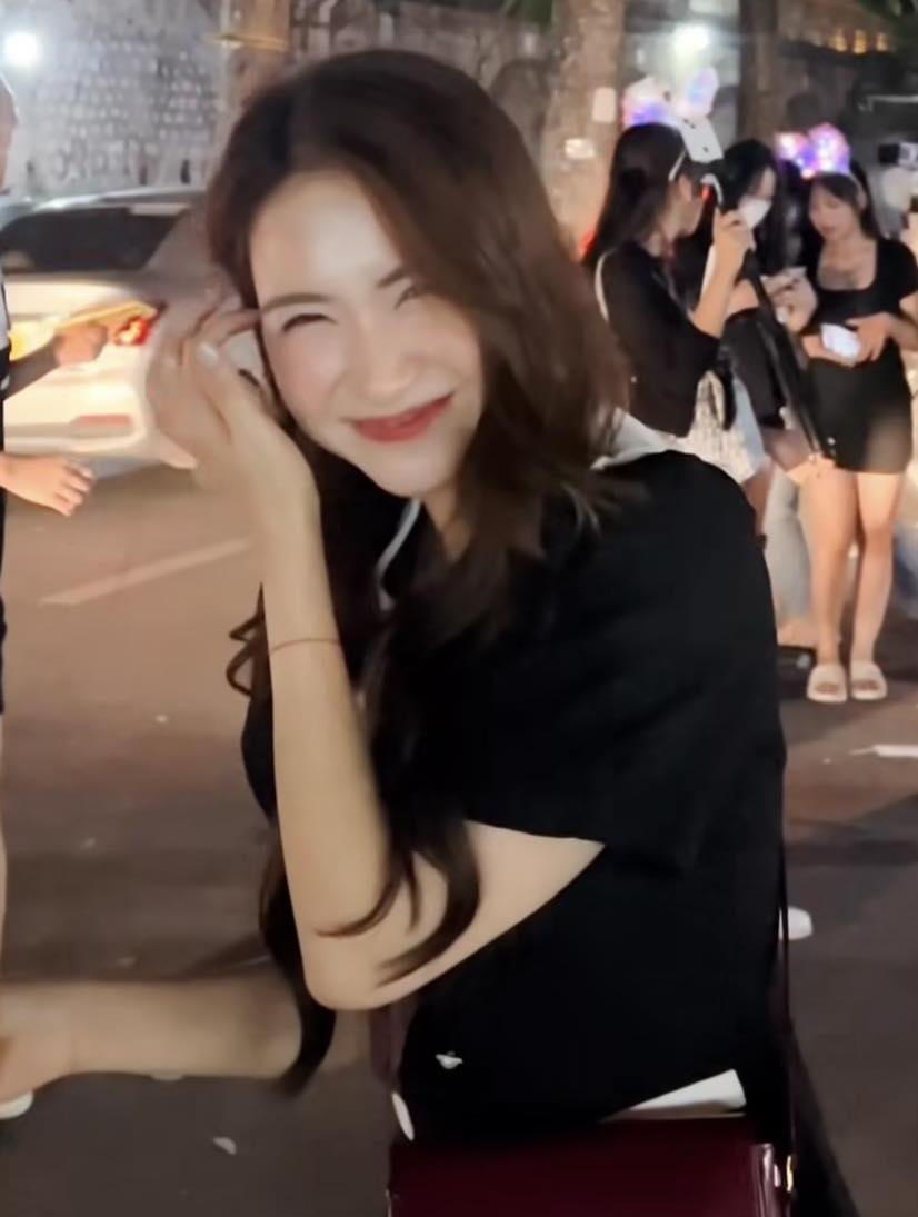 Hòa Minzy gây sốt với khoảnh khắc xuống phố chơi Trung thu, nhan sắc thật khiến nhiều người mê mẩn - Ảnh 2