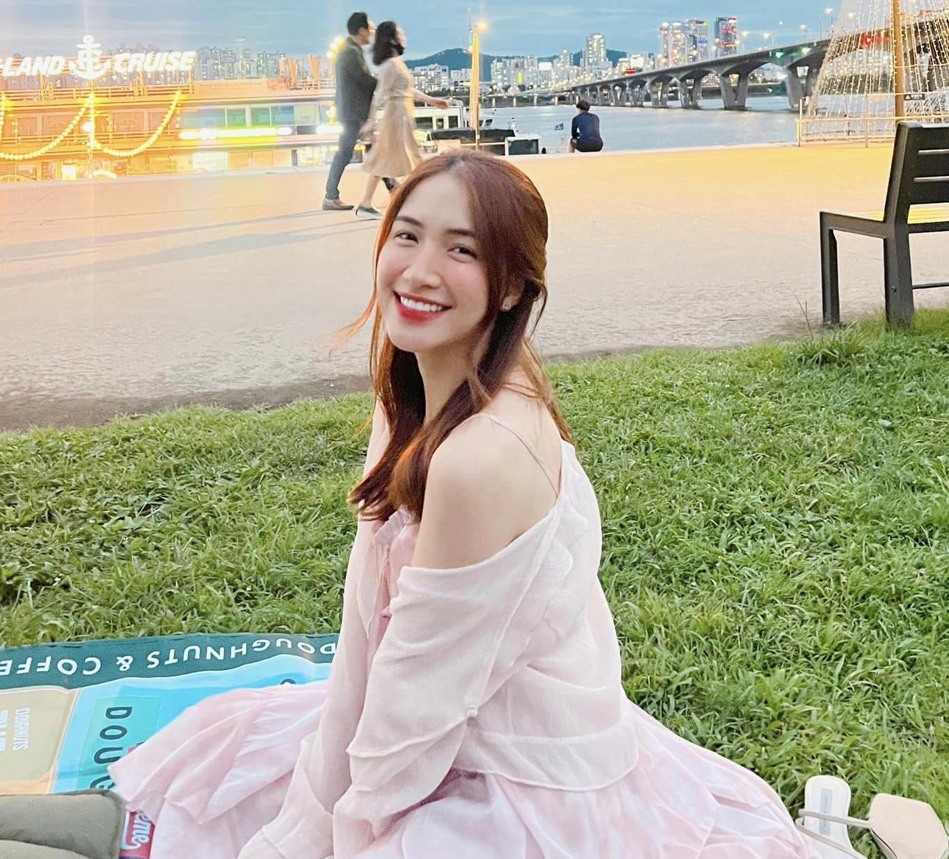 Hòa Minzy gây sốt với khoảnh khắc xuống phố chơi Trung thu, nhan sắc thật khiến nhiều người mê mẩn - Ảnh 2