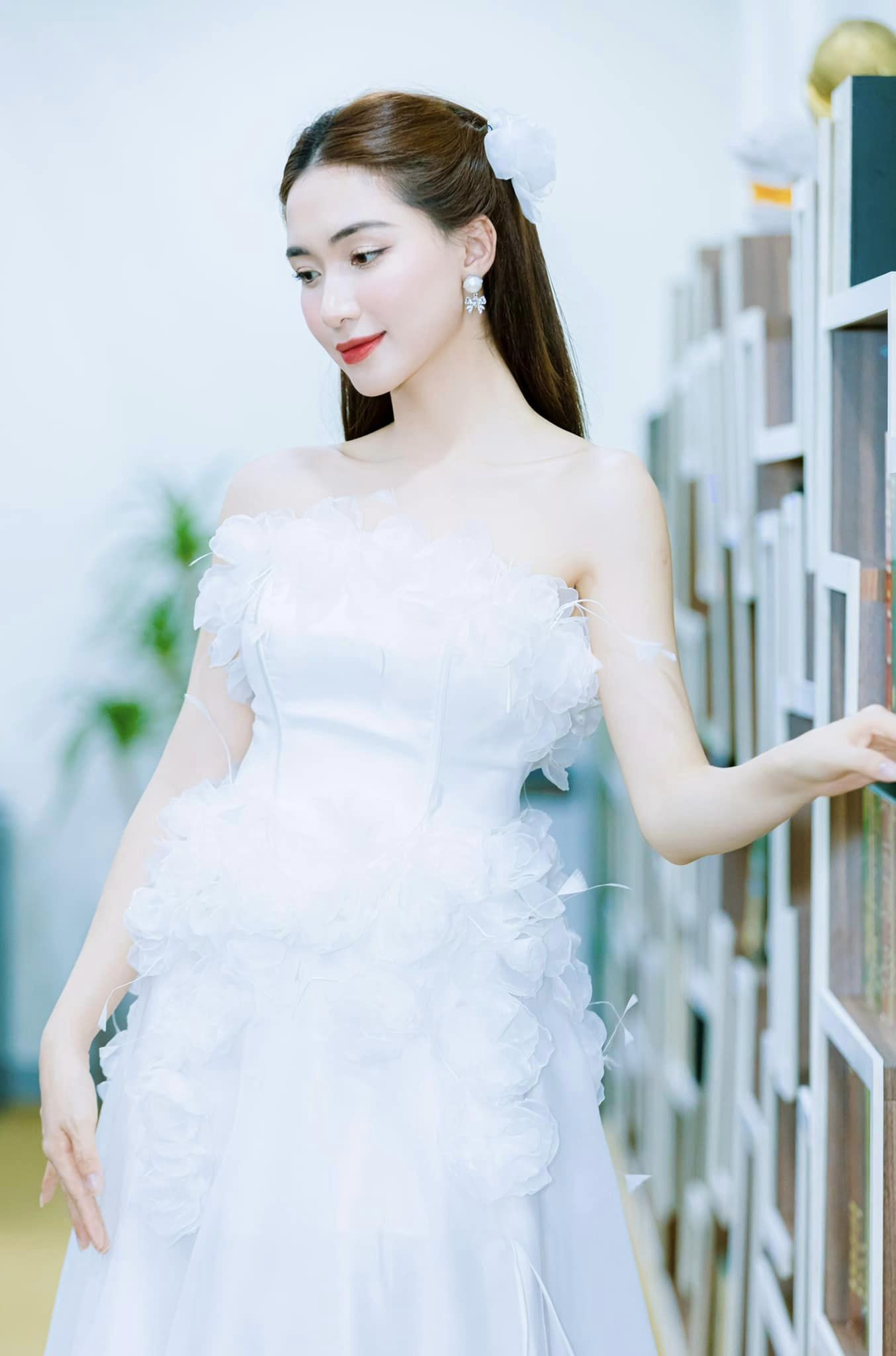 Hòa Minzy gây sốt với khoảnh khắc xuống phố chơi Trung thu, nhan sắc thật khiến nhiều người mê mẩn - Ảnh 1