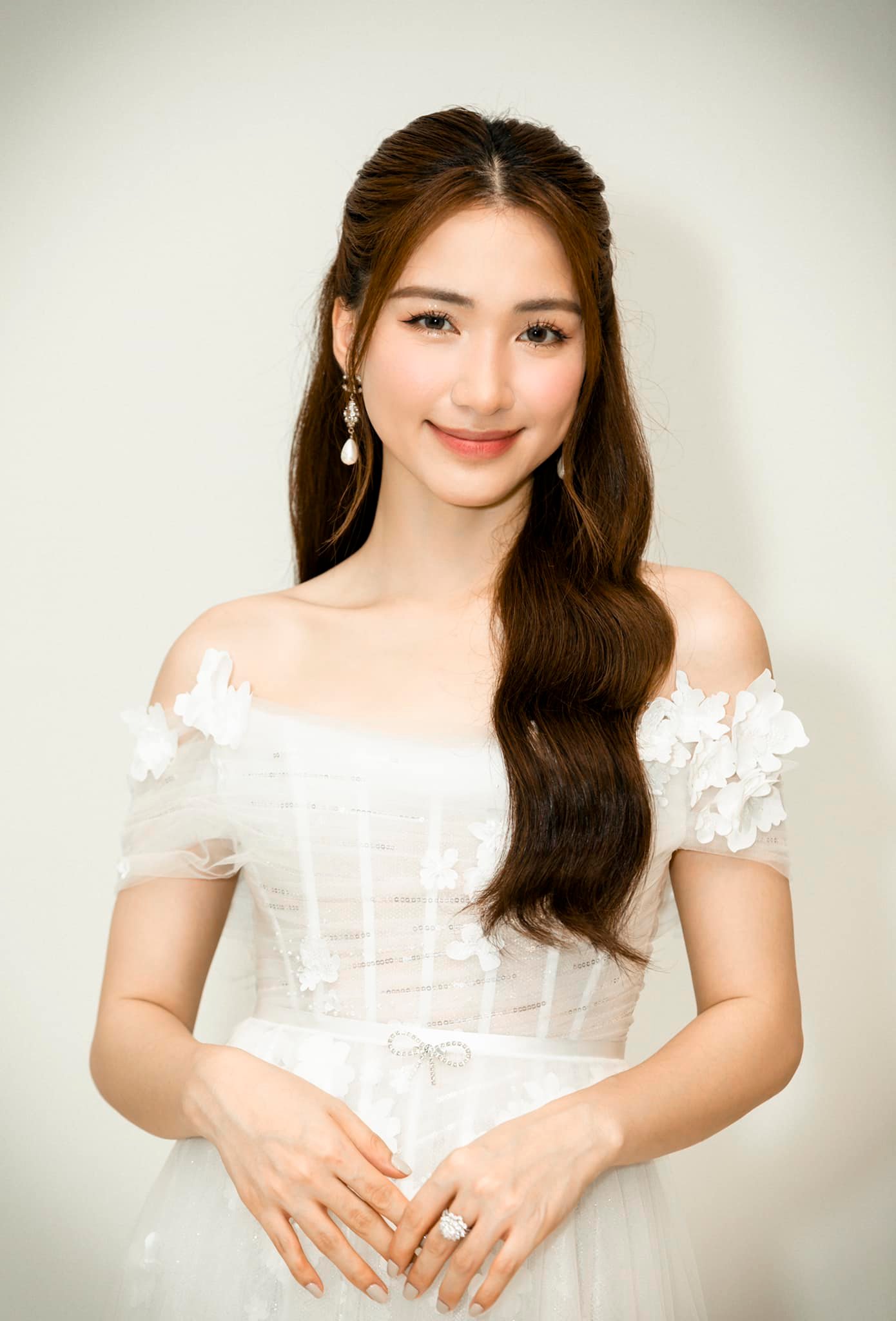 Hòa Minzy lấn sân làm điều này cực mát tay, nhiều người chỉ biết tràn vào 