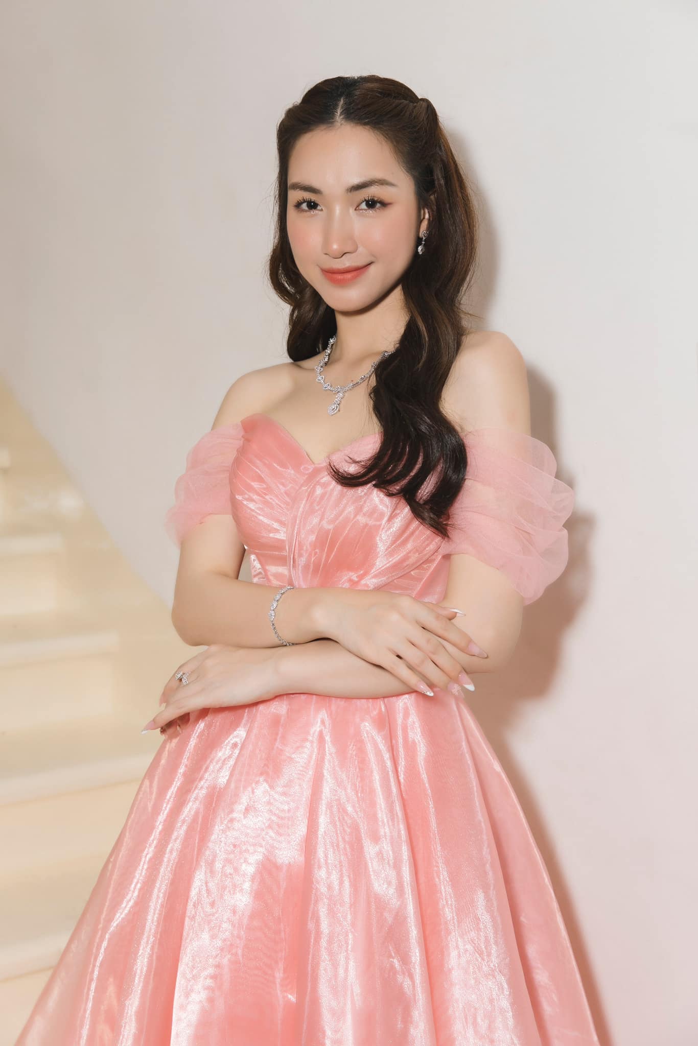 Hòa Minzy lấn sân làm điều này cực mát tay, nhiều người chỉ biết tràn vào 