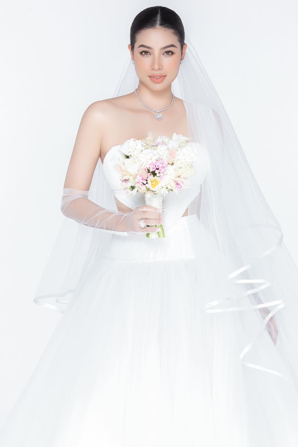 Chỉ với một động thái, netizen đặt nghi vấn Hoa hậu Phạm Hương mang bầu lần ba? - Ảnh 1