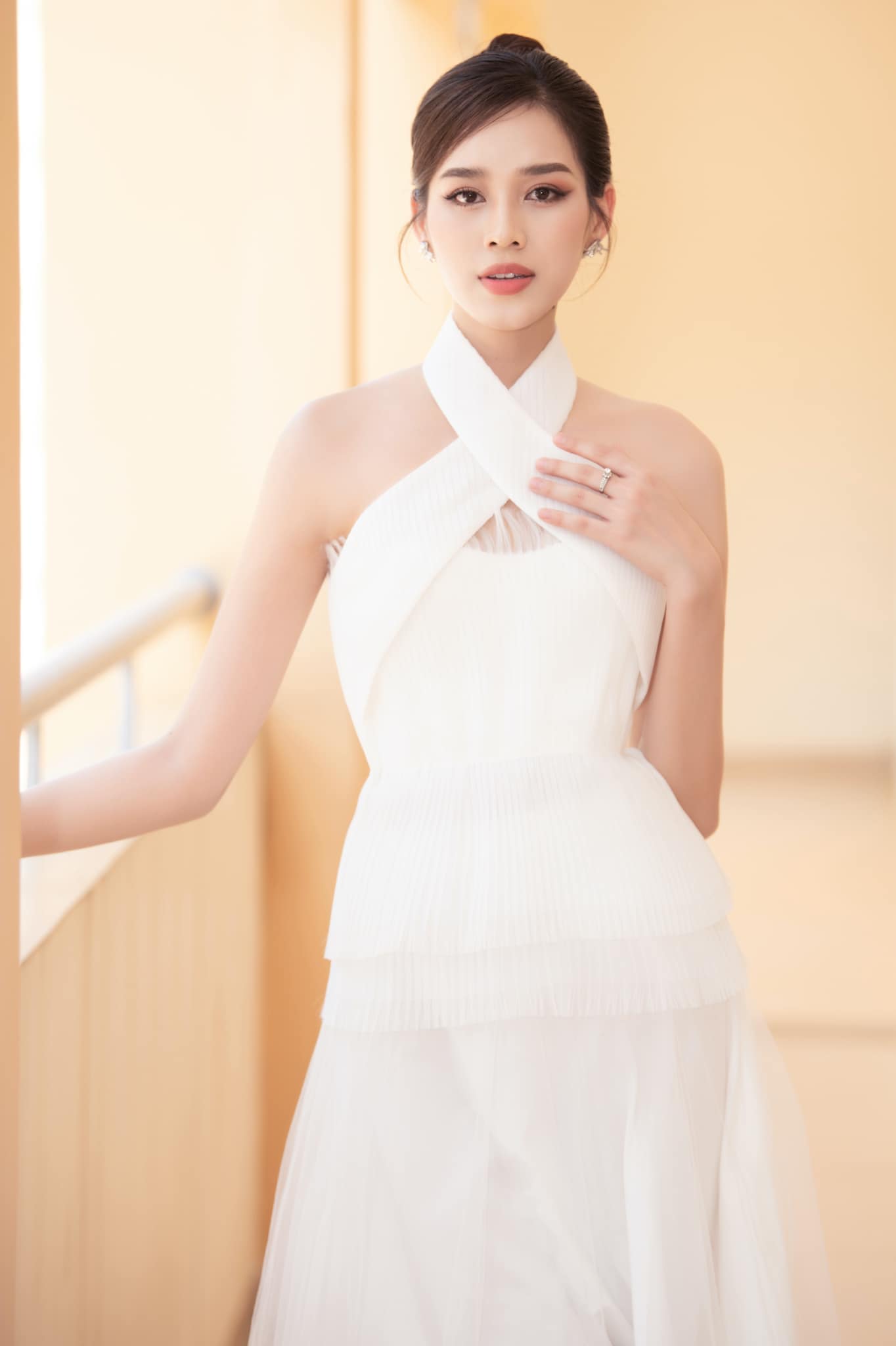 Váy vóc, phụ kiện của Hoa hậu Đỗ Thị Hà được mua với giá hơn 230 triệu đồng - Ảnh 1