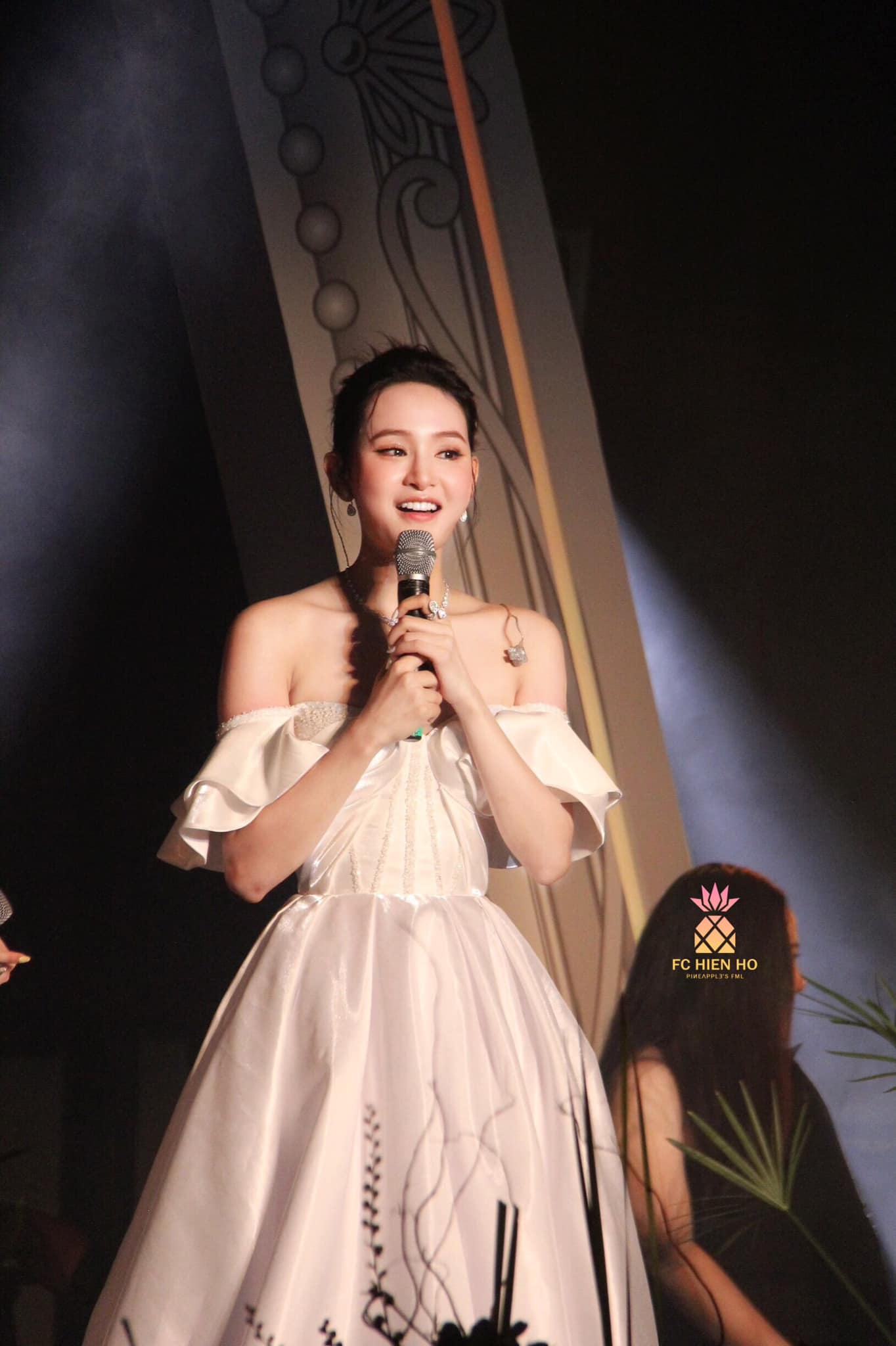 Cát- xê của Hiền Hồ tăng vọt hậu ồn ào 