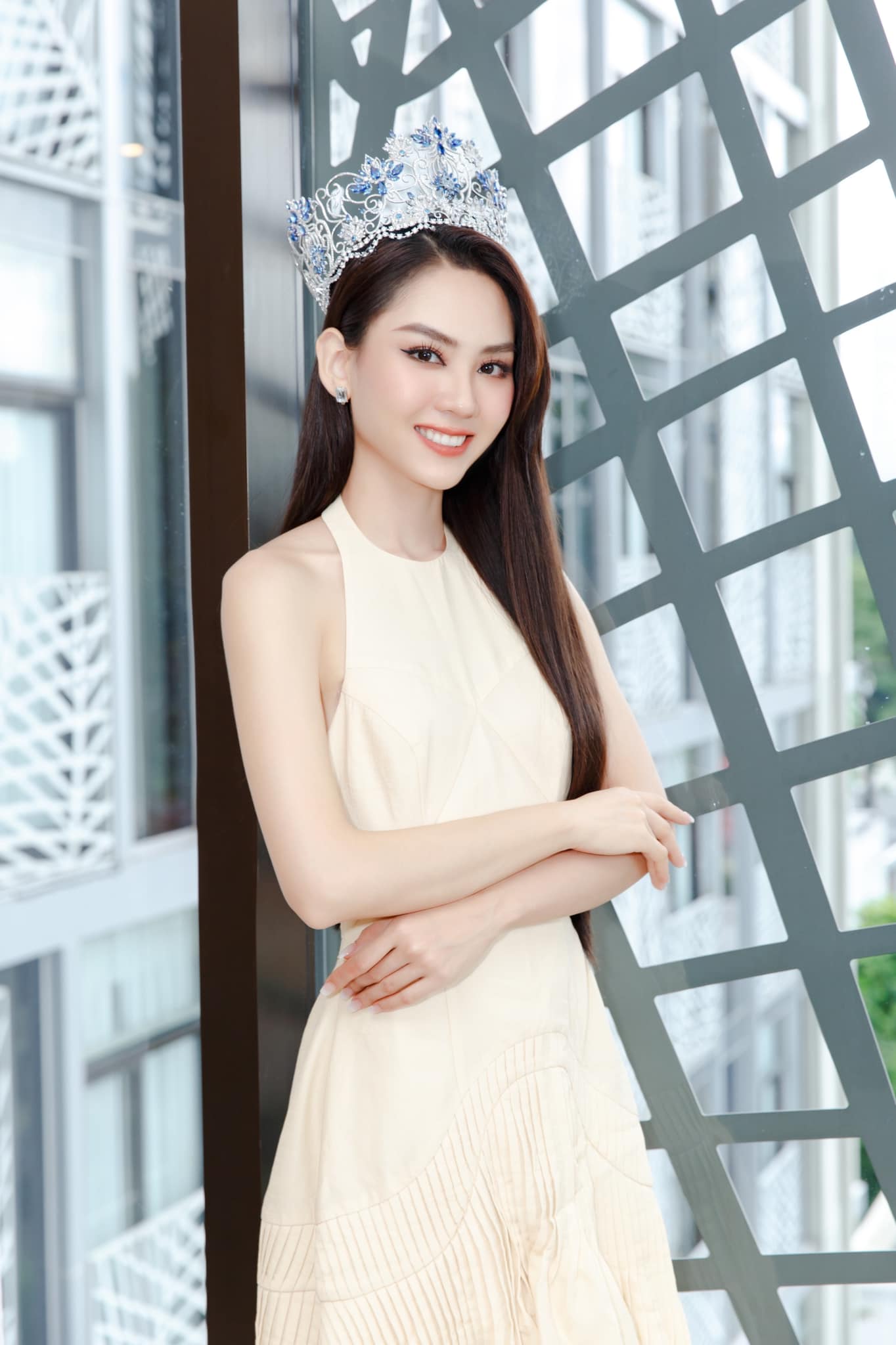 Lương Thùy Linh nhận điểm 10 với hành động tinh tế dành cho đương kim Miss World Vietnam Mai Phương - Ảnh 1