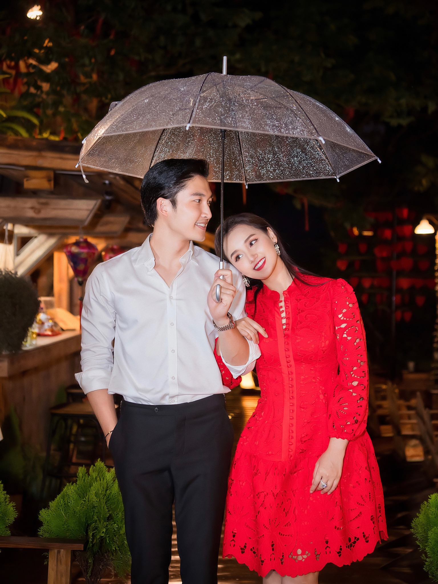 Đăng ảnh tình tứ bên Lã Thanh Huyền, Đình Tú phải 