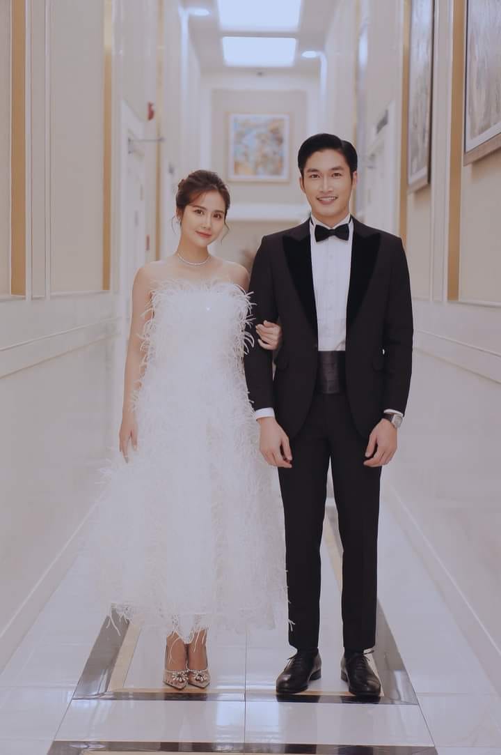 Đăng ảnh tình tứ bên Lã Thanh Huyền, Đình Tú phải 