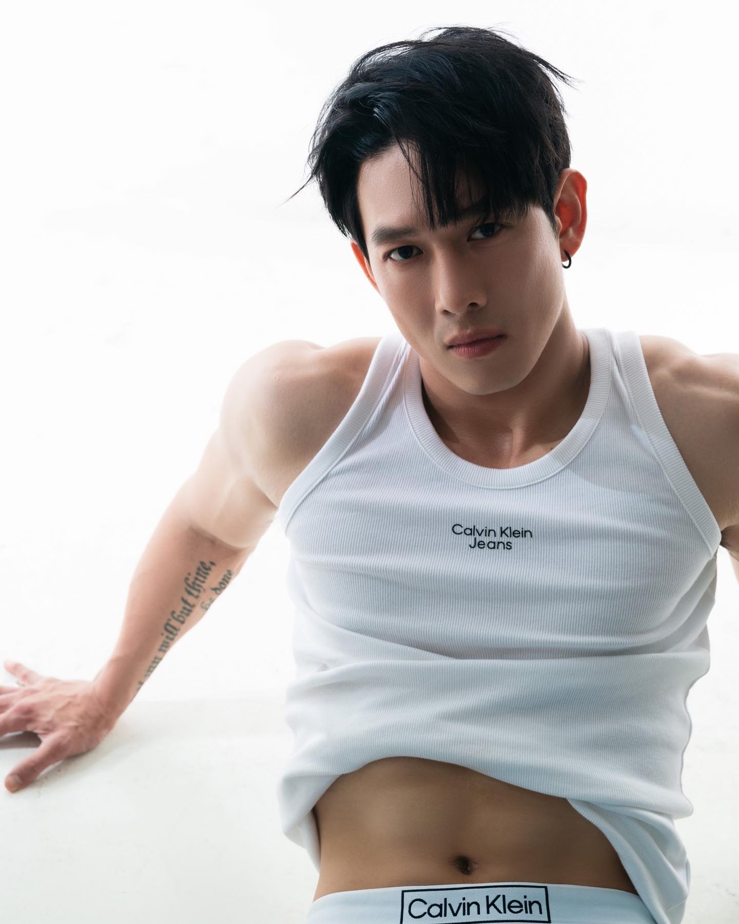 Song Luân vén áo khoe cơ bụng, netizen phán: 