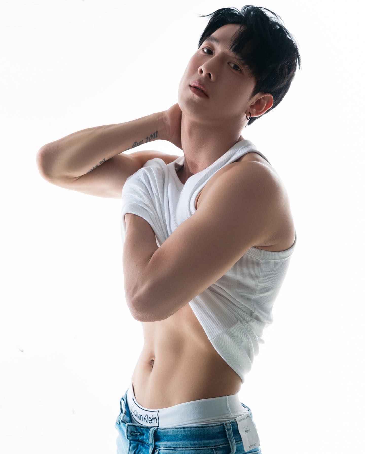 Song Luân vén áo khoe cơ bụng, netizen phán: 