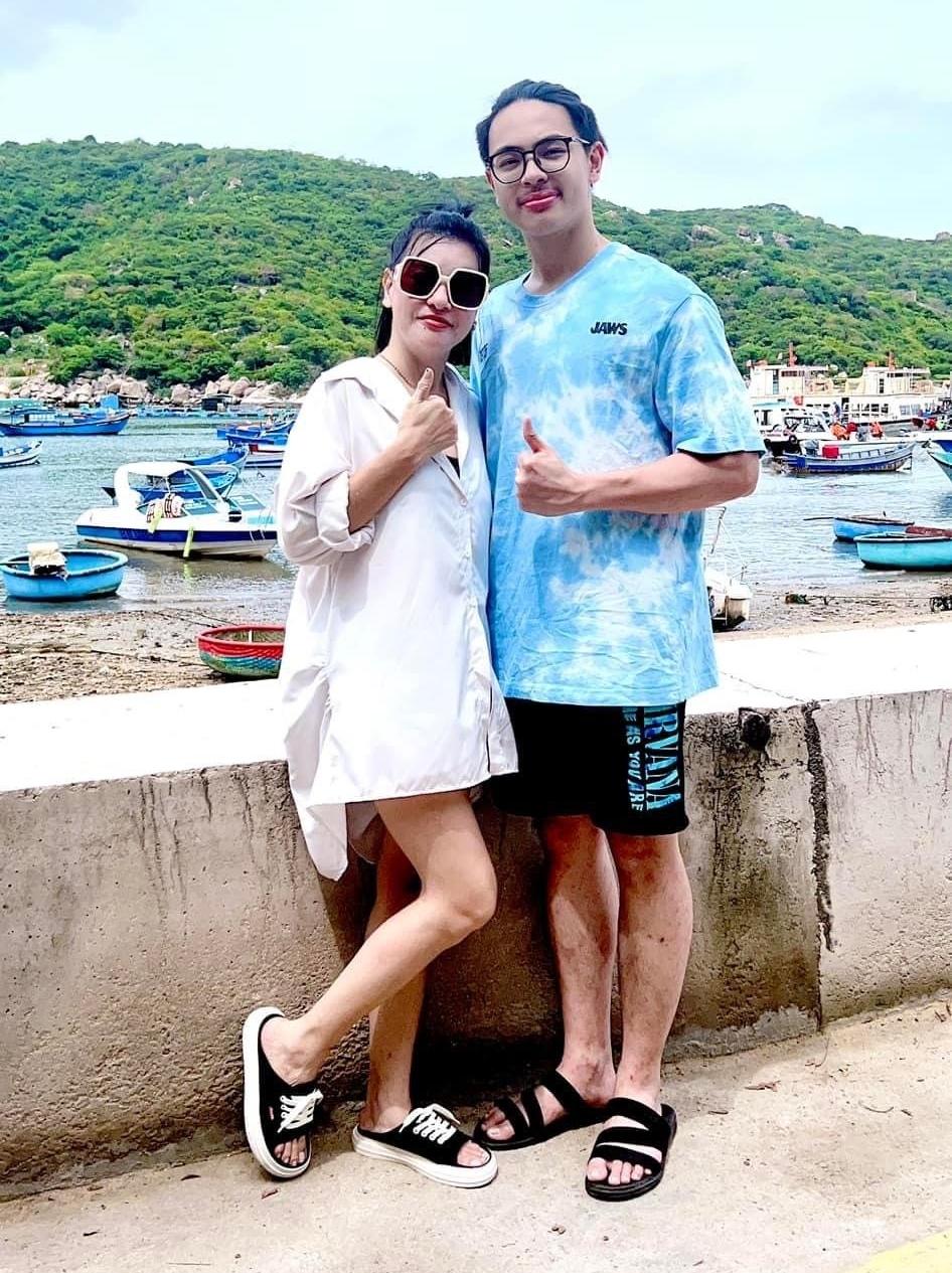 Hậu chia tay Kiều Minh Tuấn, Cát Phượng đeo nhẫn kim cương khủng ngón áp úp - Ảnh 1