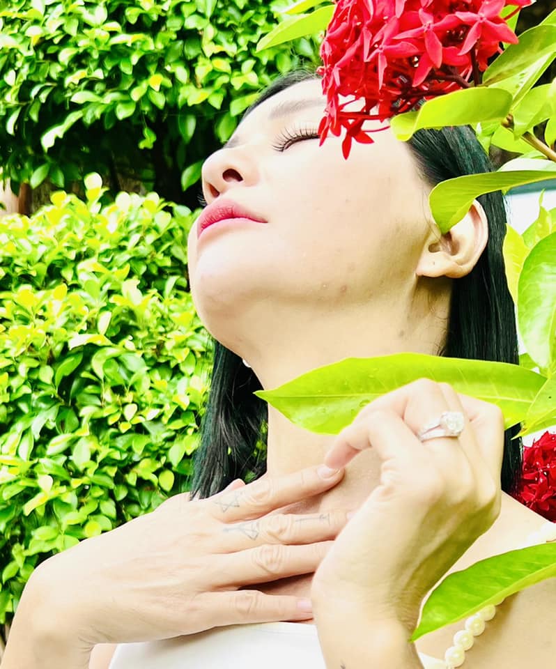 Hậu chia tay Kiều Minh Tuấn, Cát Phượng đeo nhẫn kim cương khủng ngón áp úp - Ảnh 2