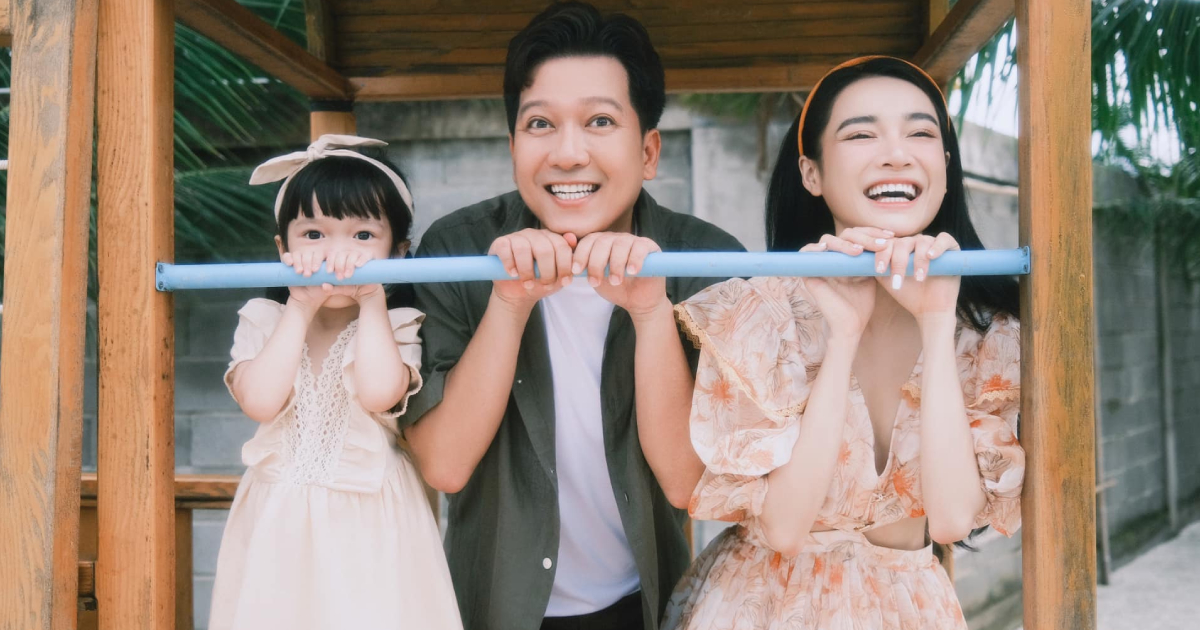 Nhã Phương - Trường Giang đăng ảnh gia đình như phim Hàn, dung mạo của ái nữ khiến CĐM ngỡ ngàng