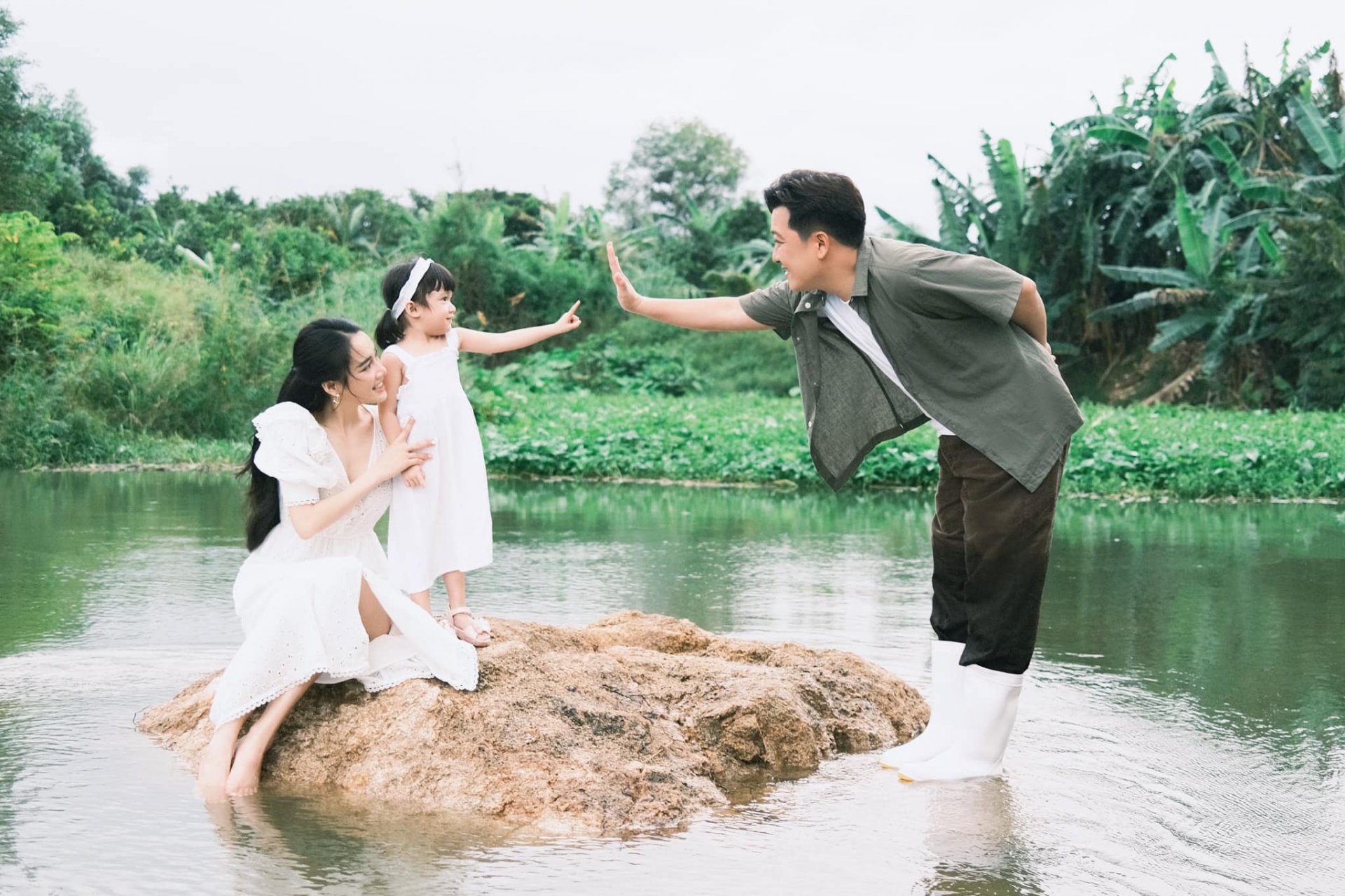 Nhã Phương - Trường Giang đăng ảnh gia đình như phim Hàn, vóc dáng của ái nữ khiến CĐM ngỡ ngàng - Ảnh 1