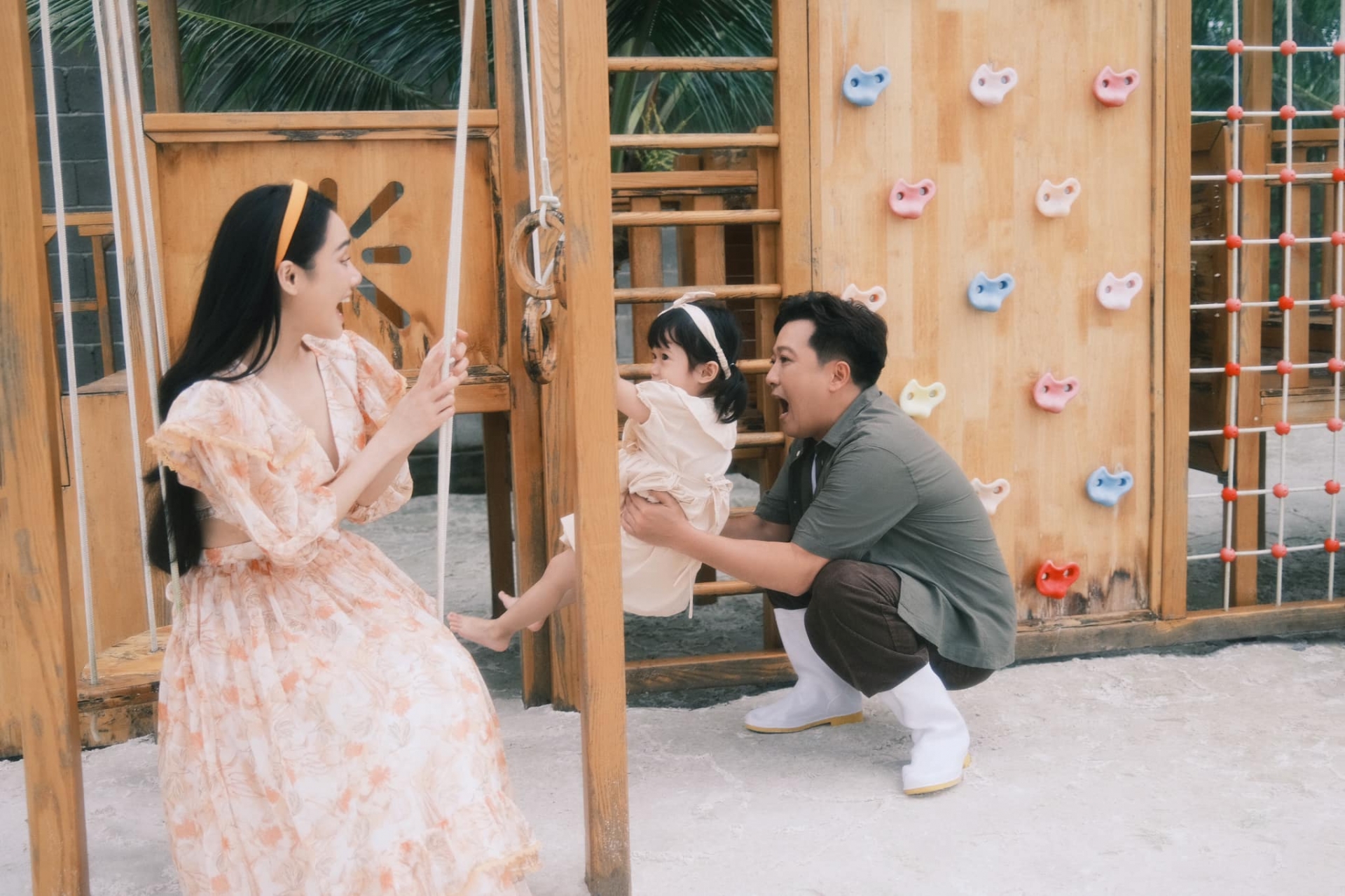 Nhã Phương - Trường Giang đăng ảnh gia đình như phim Hàn, vóc dáng của ái nữ khiến CĐM ngỡ ngàng - Ảnh 3