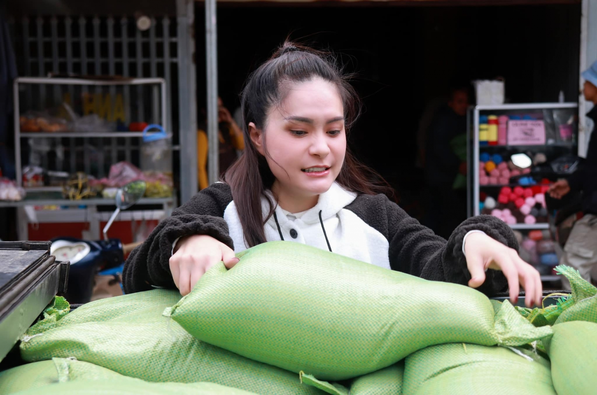 Từ thiện miền Trung bằng tiền túi vẫn bị phản ứng, Đoàn Di Băng đáp trả: 