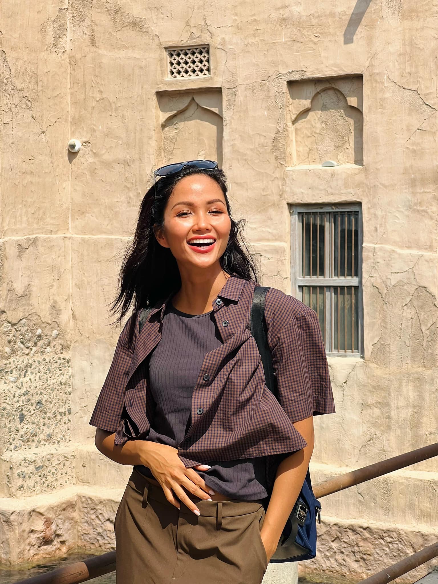 H'Hen Niê chia sẻ chuyện bị phạt 12 triệu, nhắc nhở mọi người không làm điều này khi đi máy bay - Ảnh 1