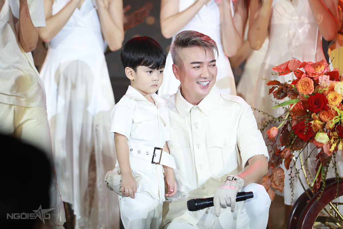 Đàm Vĩnh Hưng lần đầu công khai con trai cùng huyết thống, netizen chỉ thắc mắc danh tính mẹ đứa bé - Ảnh 2