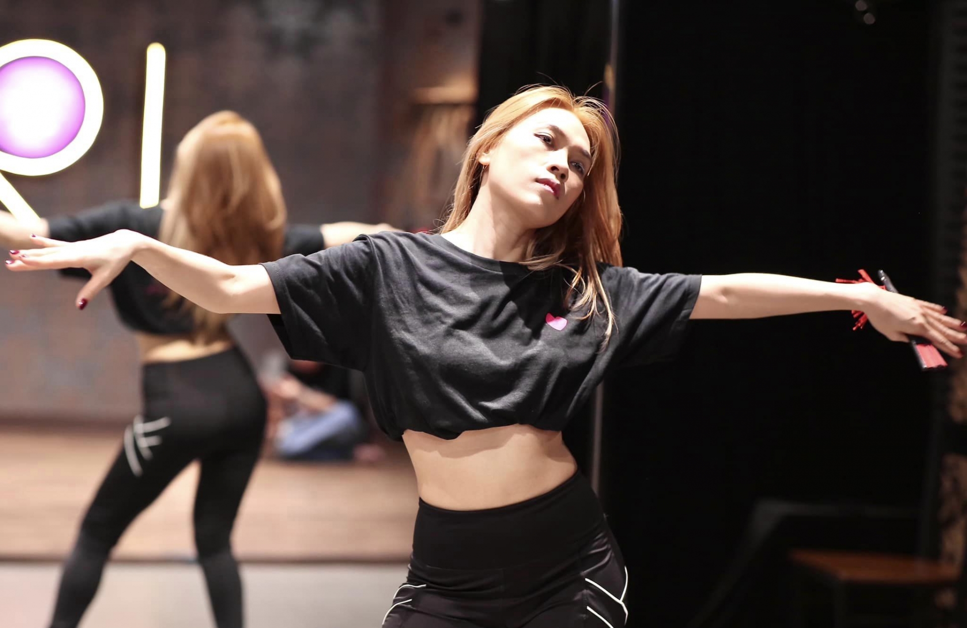 Mỹ Tâm khoe vòng eo nhỏ cạnh tranh với Ngọc Trinh, fan chỉ lo lắng điều này - Ảnh 2