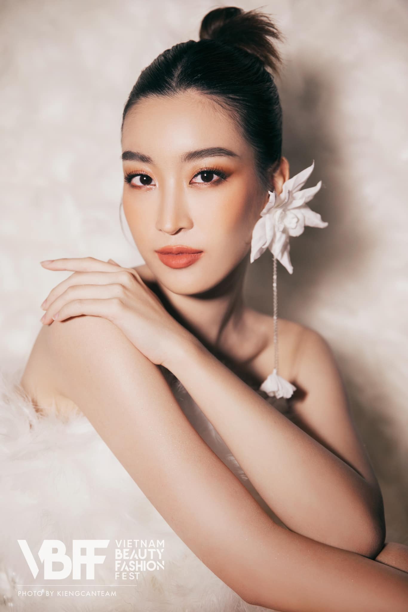 Hoa hậu Đỗ Mỹ Linh bị thiếu gia nhà bầu Hiển giục đám cưới - Ảnh 3