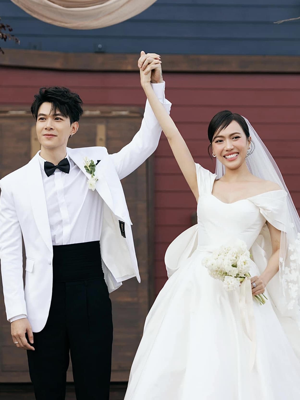Đông Nhi bị phản ứng vì bận không tham dự đám cưới 