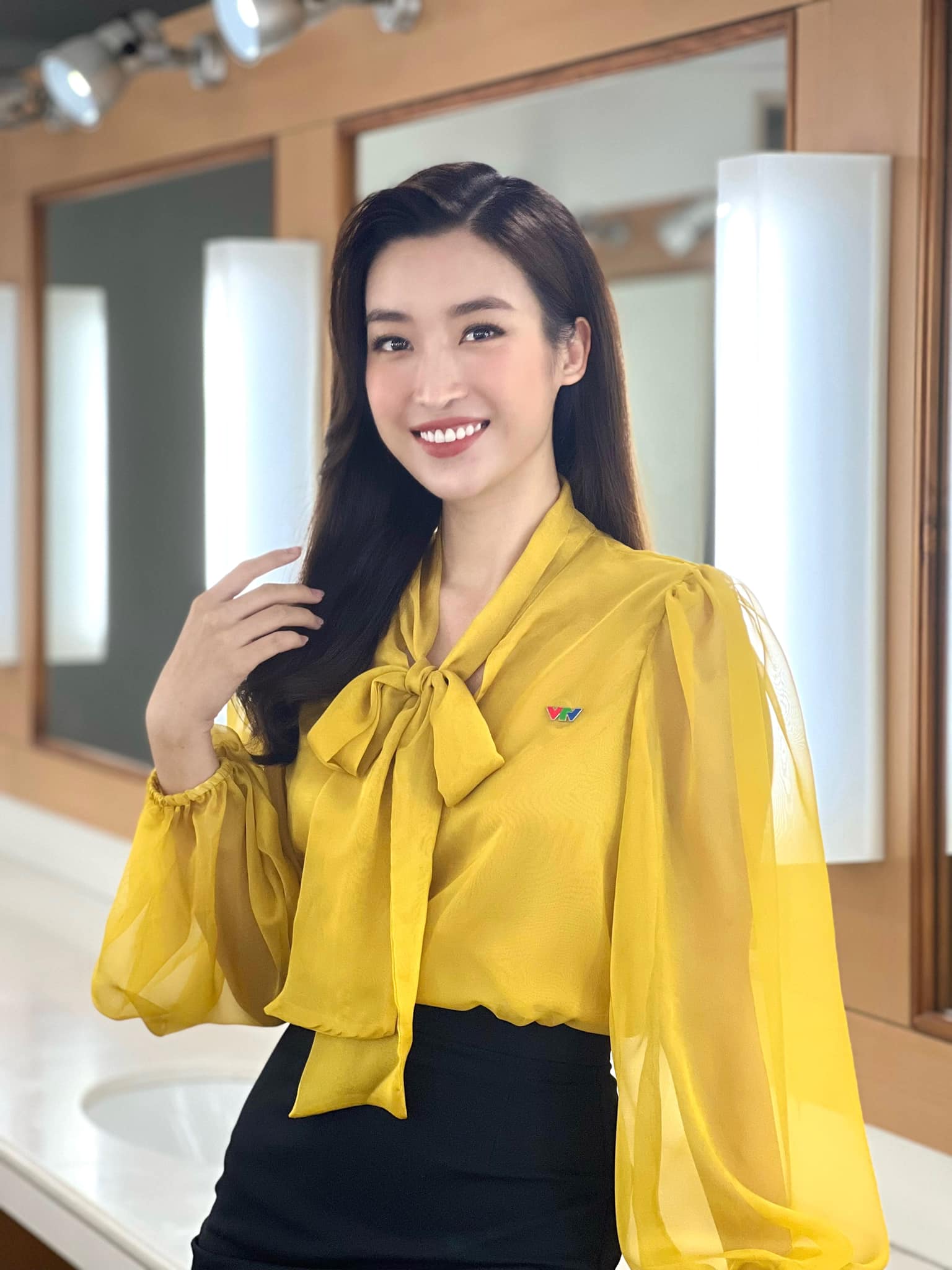 Lương Thùy Linh, Đỗ Thị Hà được khen khi bình luận World Cup: Mặc kín đáo lại thanh lịch, trang nhã - Ảnh 1