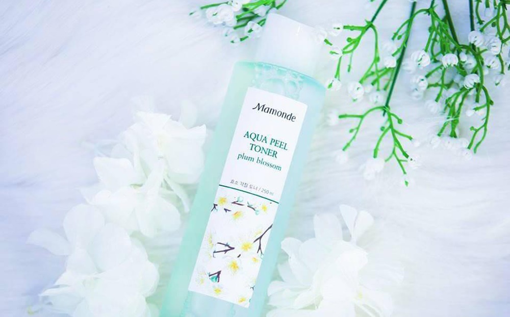 Toner Mamonde Aqua Peel chiết xuất từ hoa mận mang đến sự tươi mát, làm sạch và sáng da.