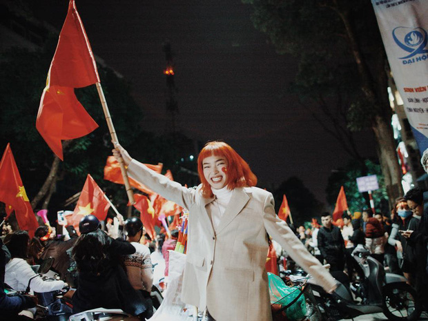 Hình ảnh Châu Bùi đi 'Bão' cô vũ cho đội Việt Nam. Thời điểm này, cô nàng có một màu tóc vô cùng 'ăn rơ' với thời khắc lịch sử.