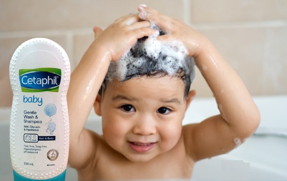 Sử dụng sữa tắm Cetaphil để gội đầu và tắm toàn thân cho bé mỗi ngày.