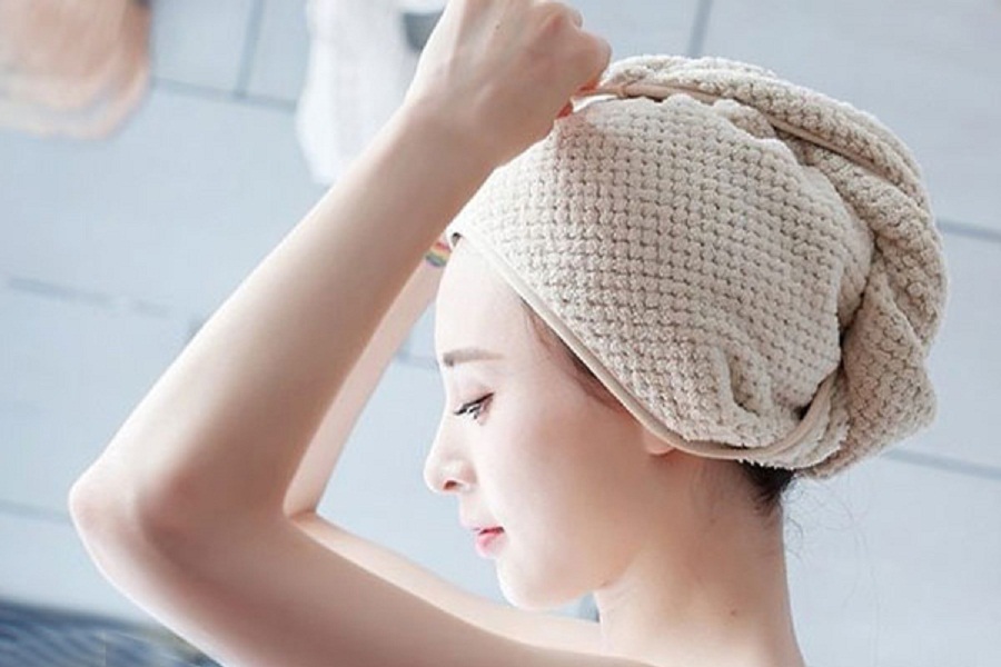Khi áp dụng cách hấp tóc tại nhà thì bạn nên dùng khăn hoặc mũ trùm đầu để cố định phần tóc bọc kín bởi khăn hoặc mũ trùm đầu.
