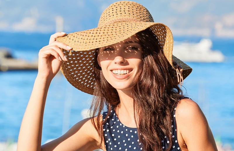 Nên bảo vệ tóc khỏi ánh nắng mặt trời để tránh tóc bị khô xơ, hư tổn.