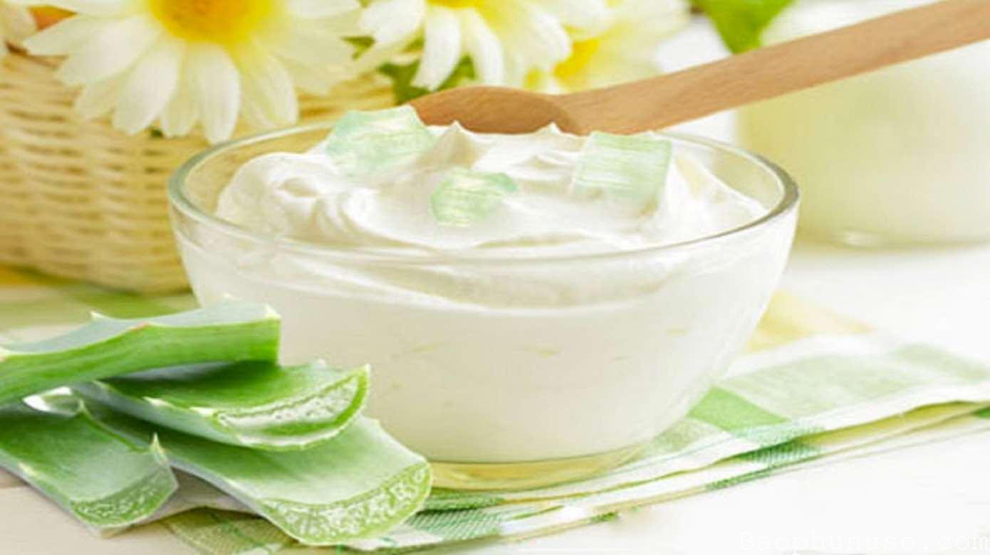 Cách làm kem dưỡng da từ nha đam với hoa cúc giúp dưỡng da mịn màng, trắng sáng, sạch mụn.