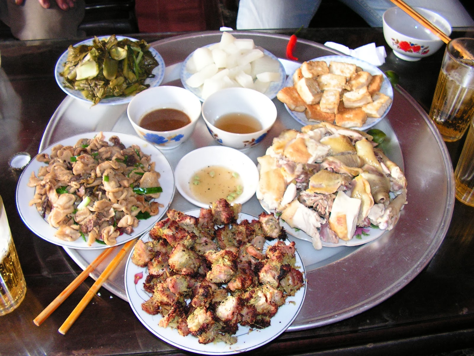 Đường Lâm có dịch vụ cơm cho du khách.