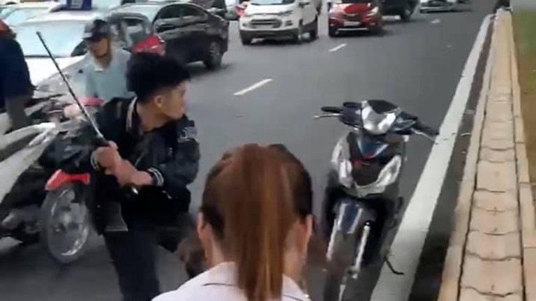 Làm bà bầu ngã xe, nhóm thanh niên còn đập nát đầu xe máy người nhắc nhớ