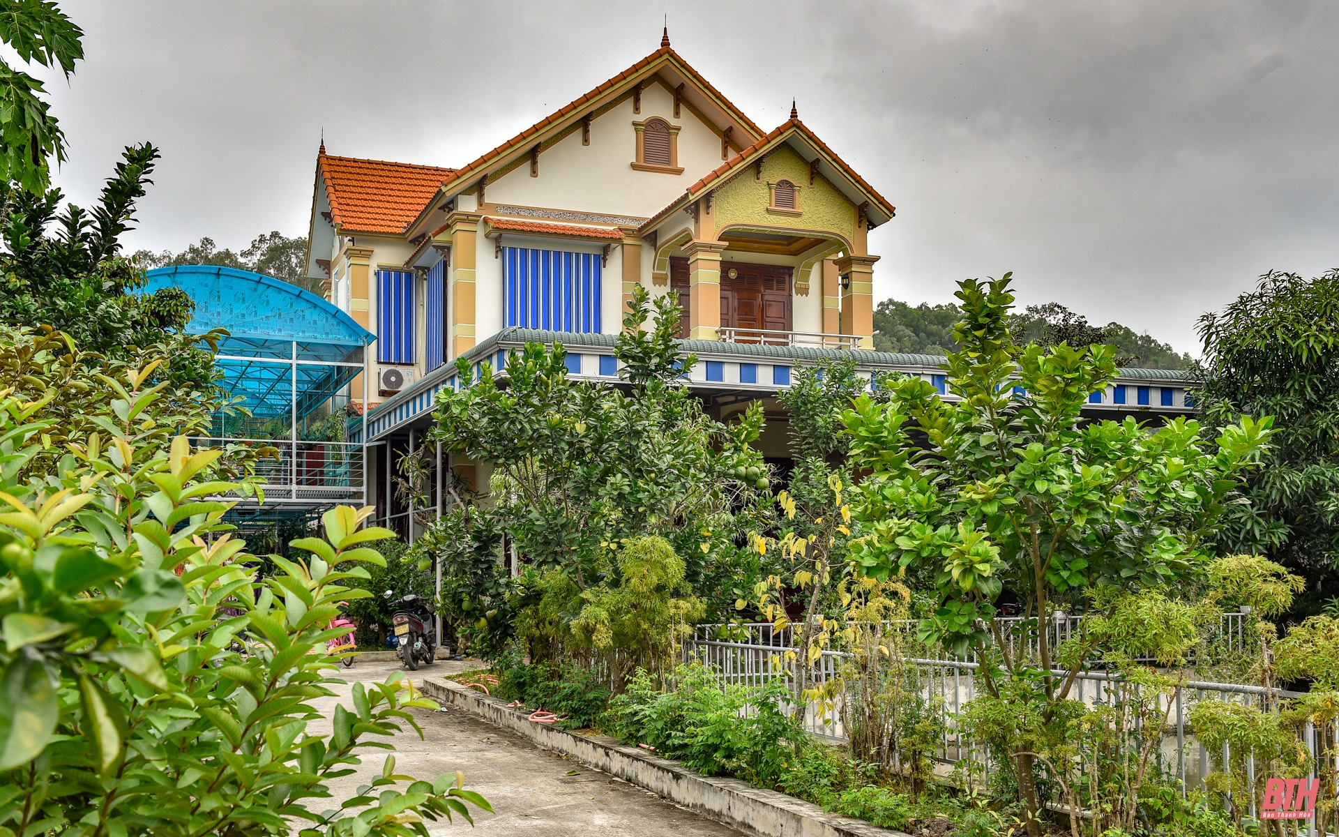 Ngôi nhà 2 tầng với thiết kế mái Thái vừa nổi bật, vừa dễ tạo thiện cảm cho người đến chơi.