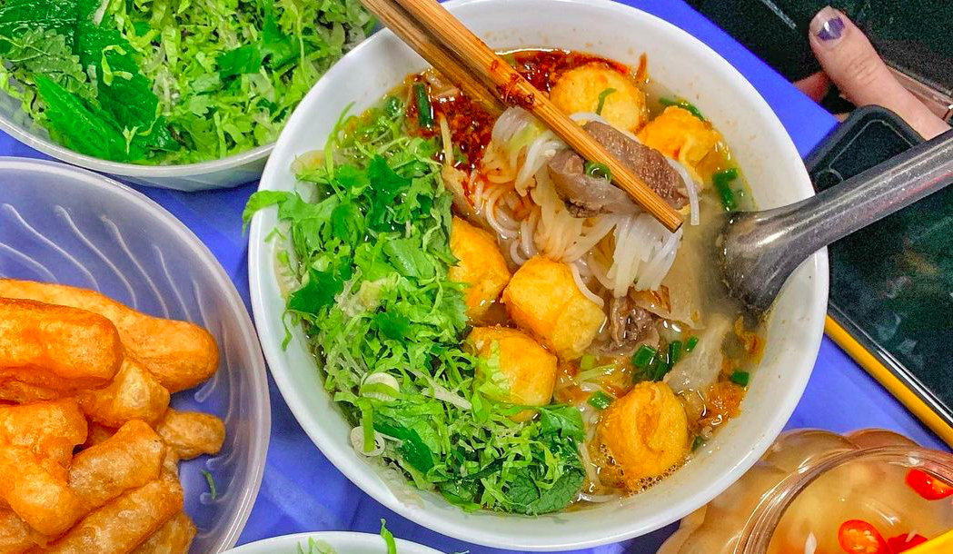 Quán bún riêu gân bò 10 giờ đêm mới bán rất được cú đêm Hà Nội tín nhiệm ở chợ đêm Long Biên