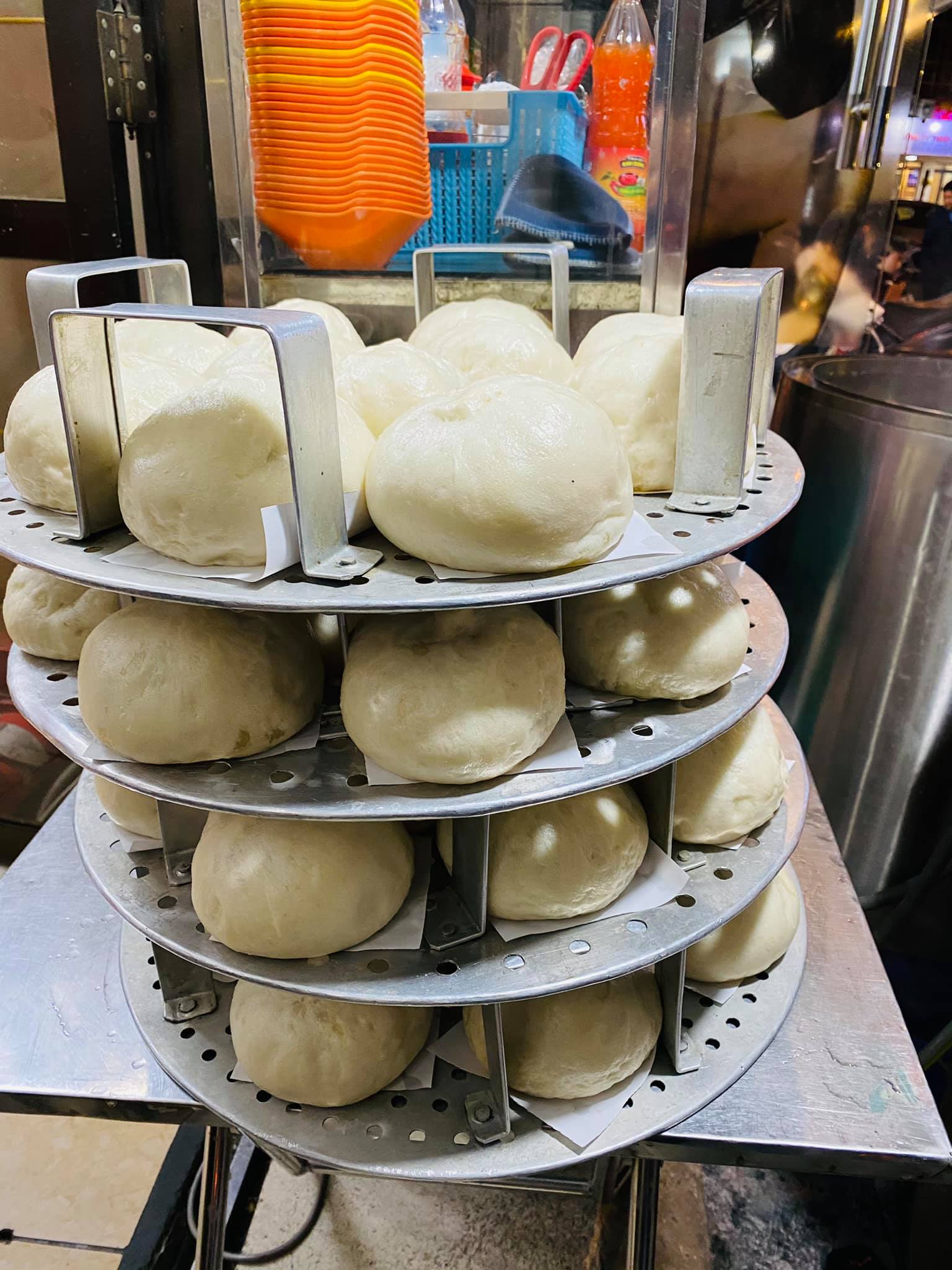 Dàn hấp bánh chuyên nghiệp của bánh bao bà Mậu. Ảnh: Facebook Ngoc Tuan Nguyen