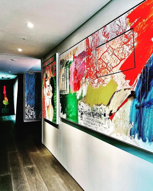 Tường căn penthouse của G-Dragon đều là những bức tranh của các họa sĩ nổi tiếng.
