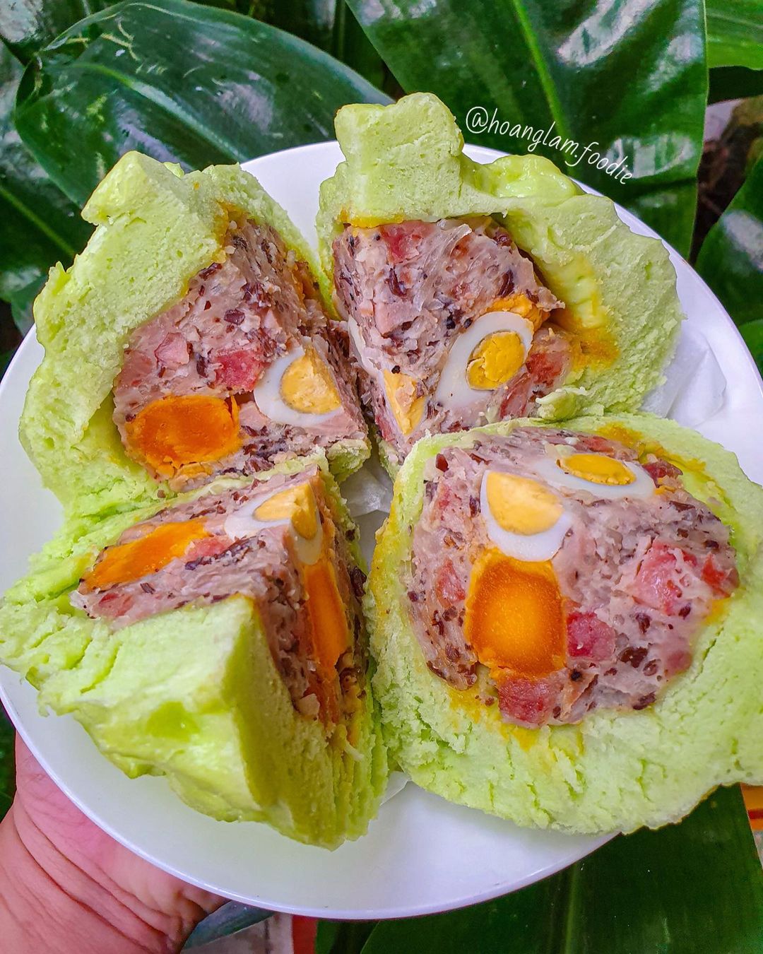 Bánh bao 9 trứng gồm 5 trứng cút, 4 trứng muối. Ảnh: hoanglam.foodie