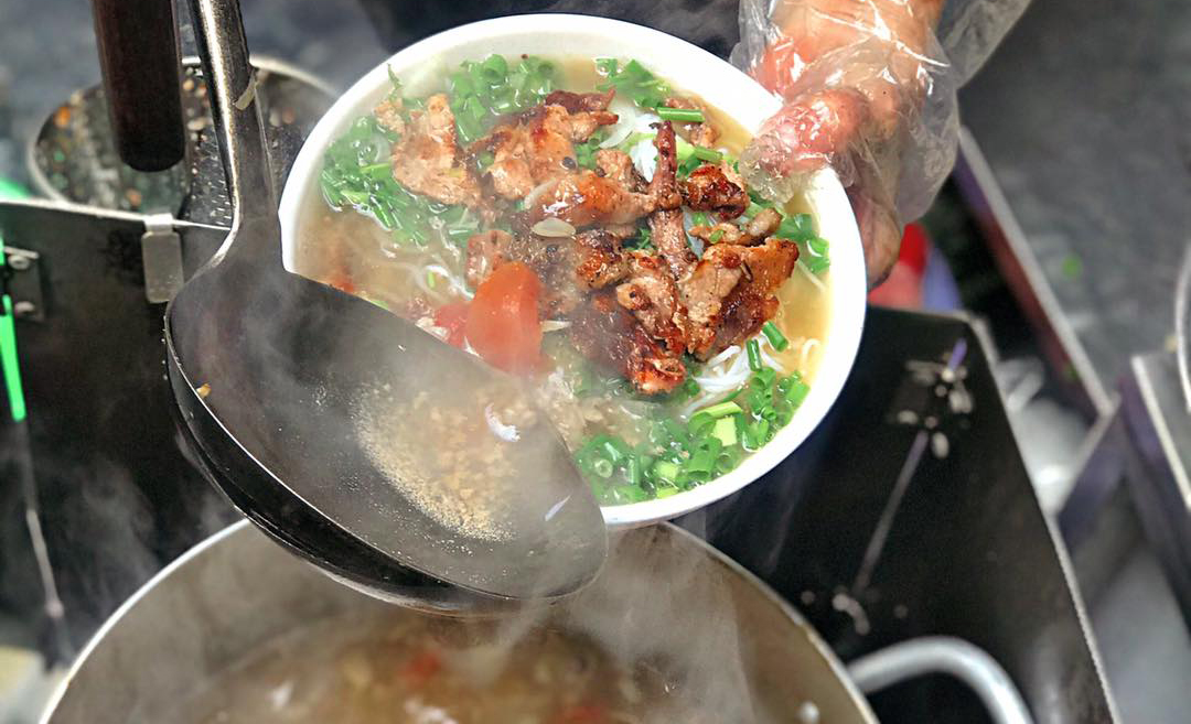 Theo chân nàng dâu hào môn Phanh Lee đi ăn bún riêu thịt nướng "9 giờ sáng đã hết hàng" trên phố Phùng Hưng