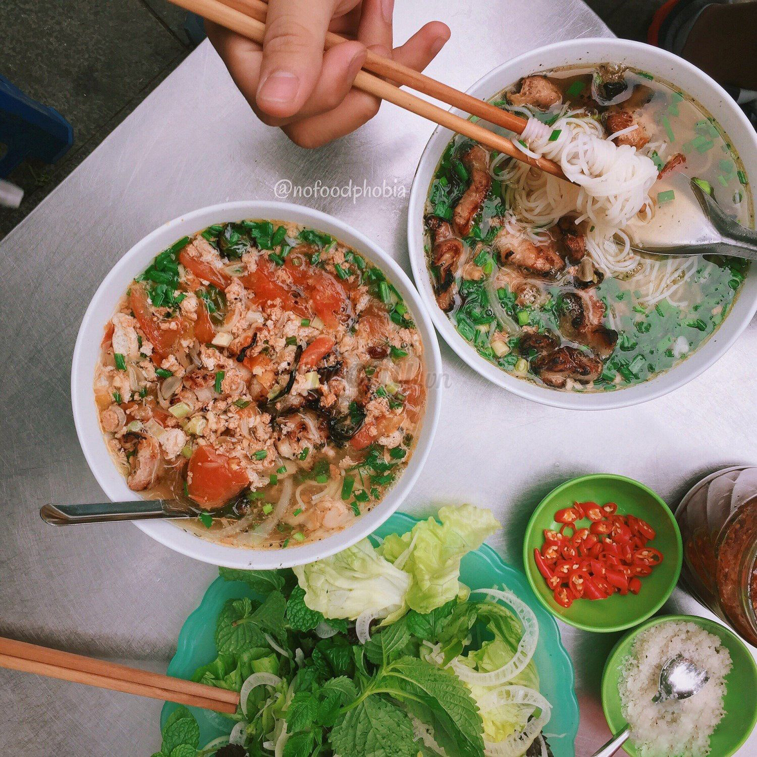 Bún riêu ở Phùng Hưng sẽ được kết hợp cùng thịt nướng thay vì đậu, giò quen thuộc.